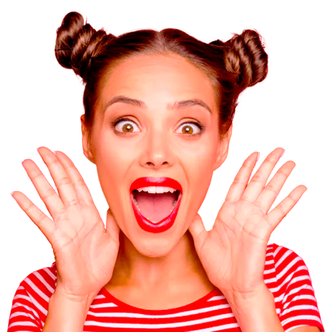 Mujer feliz por encontrar una promoción de dominios que le permite proteger su marca