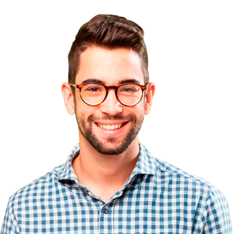 Hombre satisfecho por encontrar una oferta de Hosting con todos los recursos que necesita