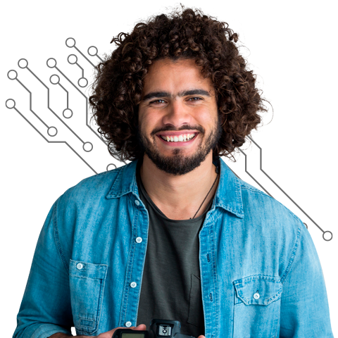 Hombre contento por encontrar un Hosting para WP que incluye la máxima velocidad e IA